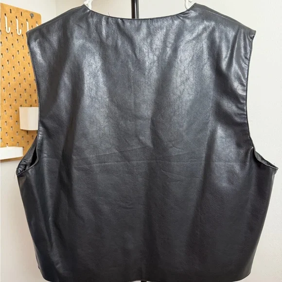 Women's Black Leather Vest - Picture 2 of 3